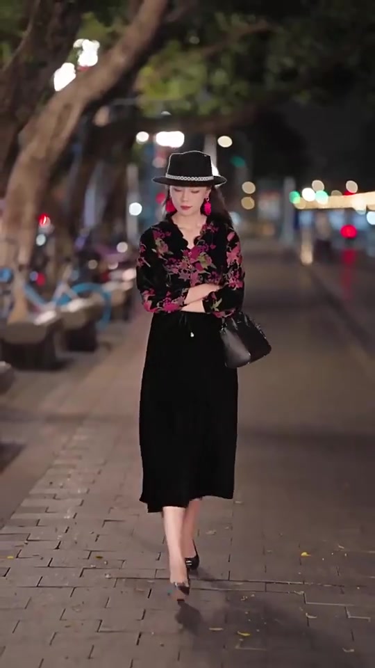 中年姐妹看过来！这条桑蚕丝绒连衣裙，气质减龄又显瘦，复古民族风太有味道了！