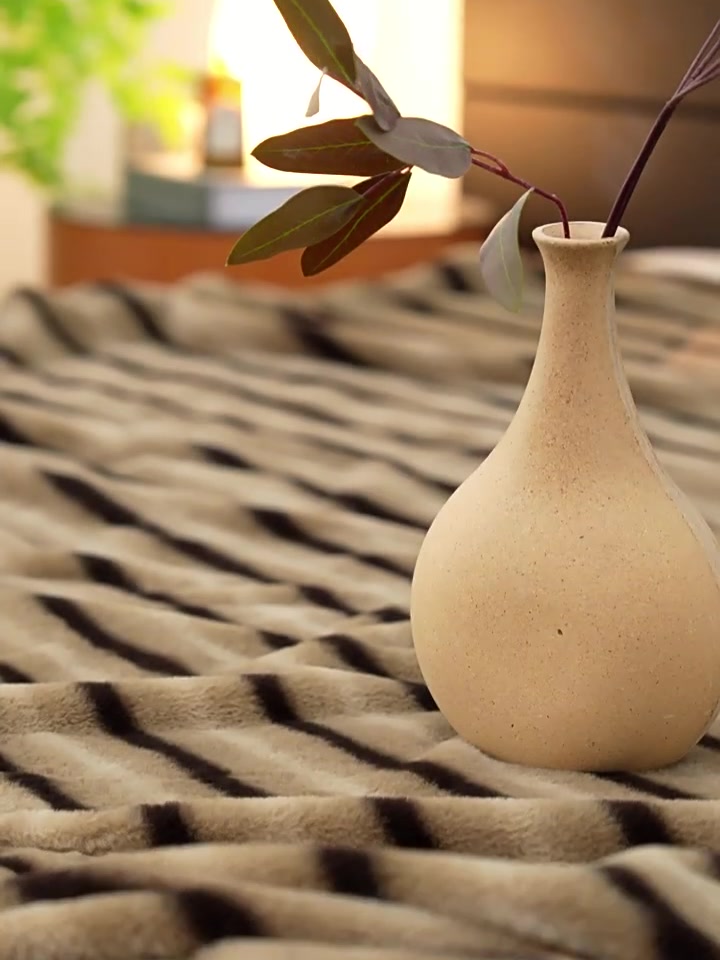 猫人兔毛绒毯：办公室午睡神器还是智商税？