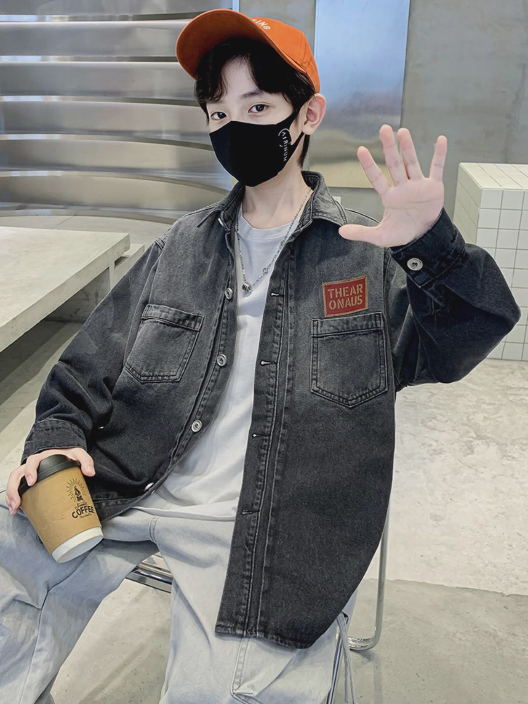 穿上这件渐变牛仔外套，我家娃秒变街头小潮男！