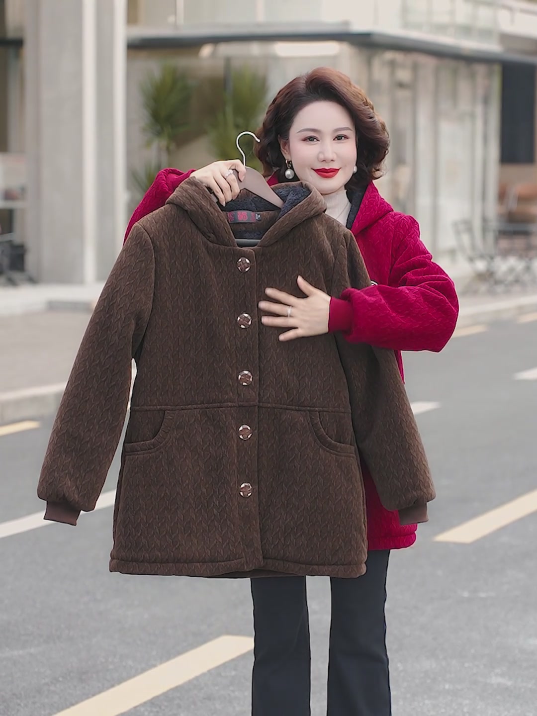 给妈妈买的这件棉服，她嘴上说浪费，却偷偷穿去跳广场舞了！