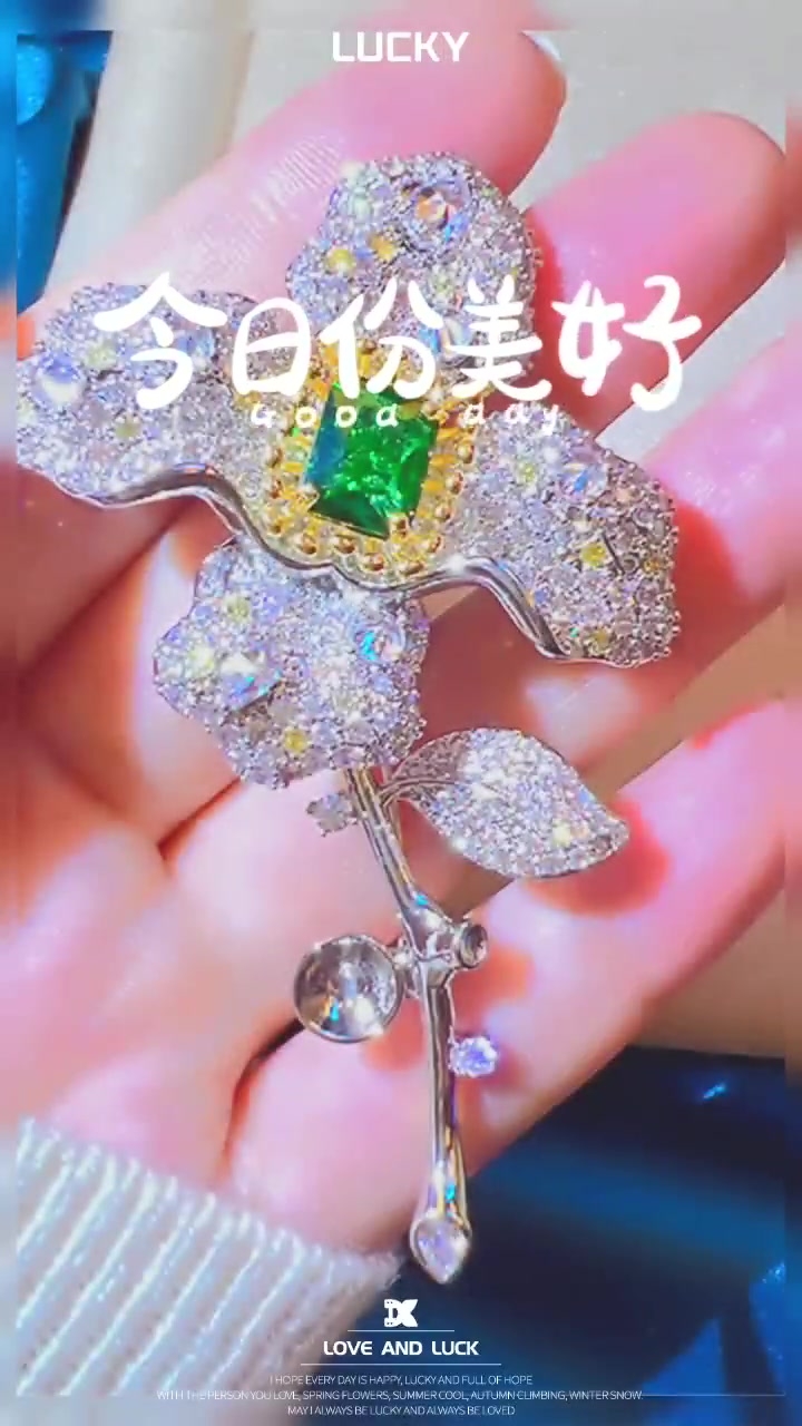 祖母绿四叶花胸针，文艺气质瞬间拉满！