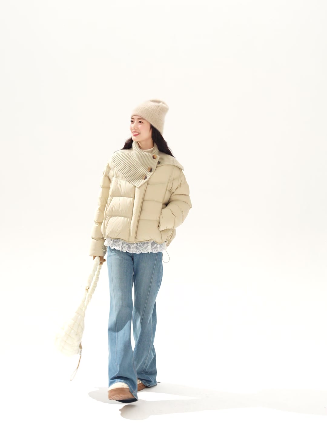 秋水伊人羽绒服体验：简约风围巾立领，保暖与时尚的平衡艺术