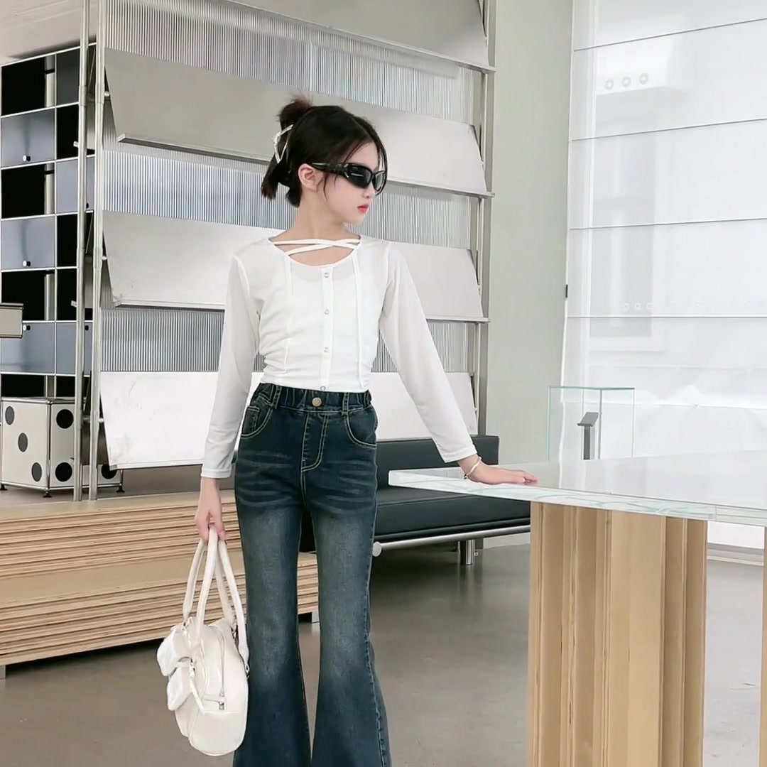 穿上这条复古微喇牛仔裤，我仿佛回到了千禧年的街头