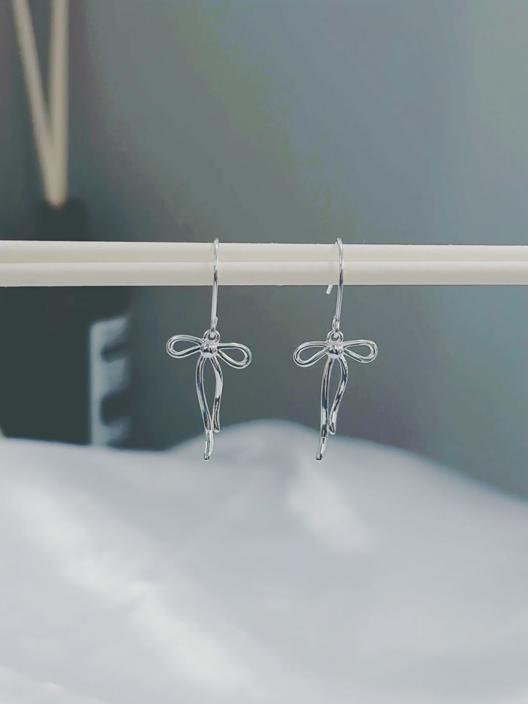 DTOTO蝴蝶结耳坠：戴上它，连空气都变甜了！