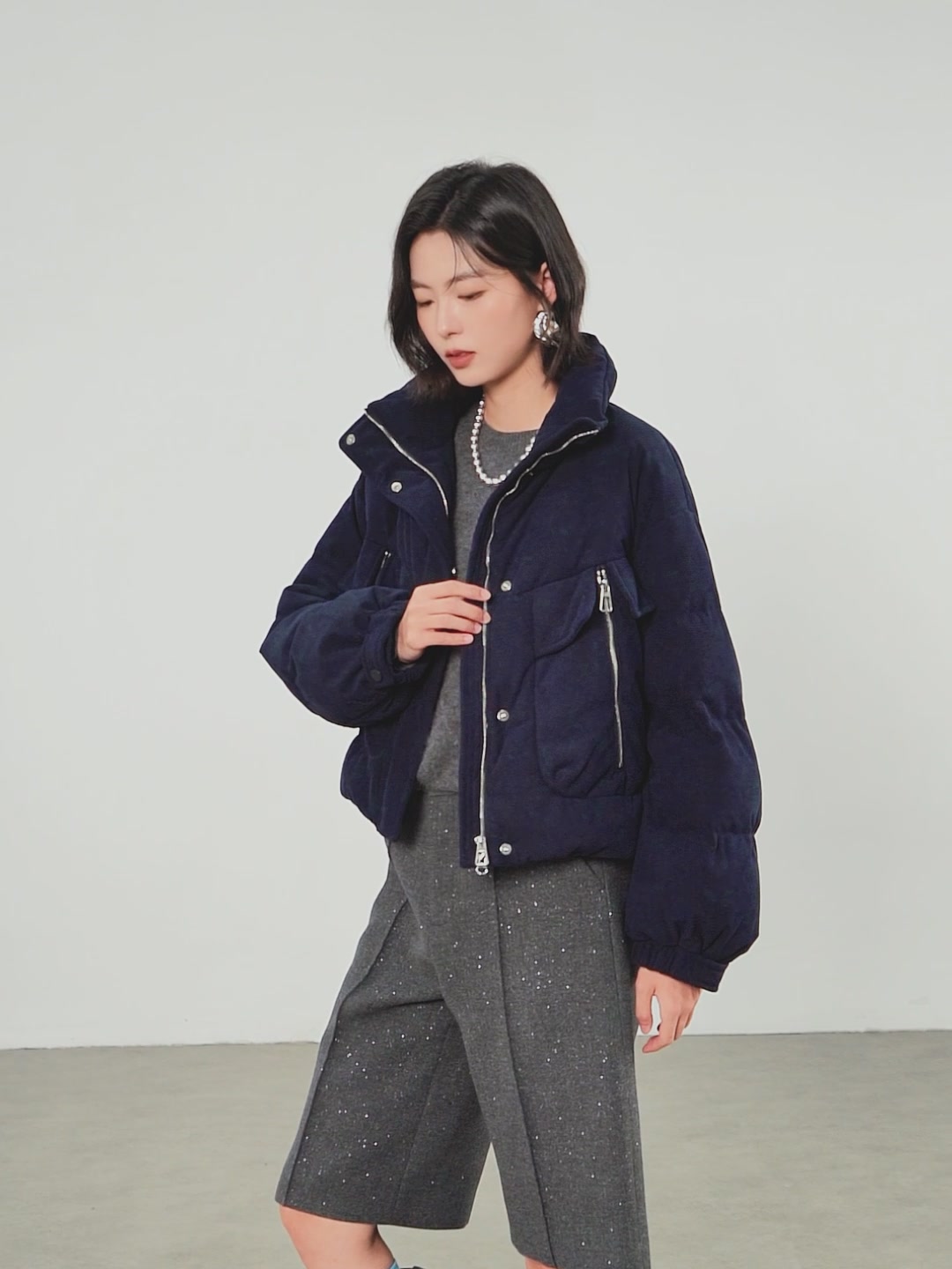 冬日暖阳：佧茜文灯芯绒羽绒服的文艺与温度