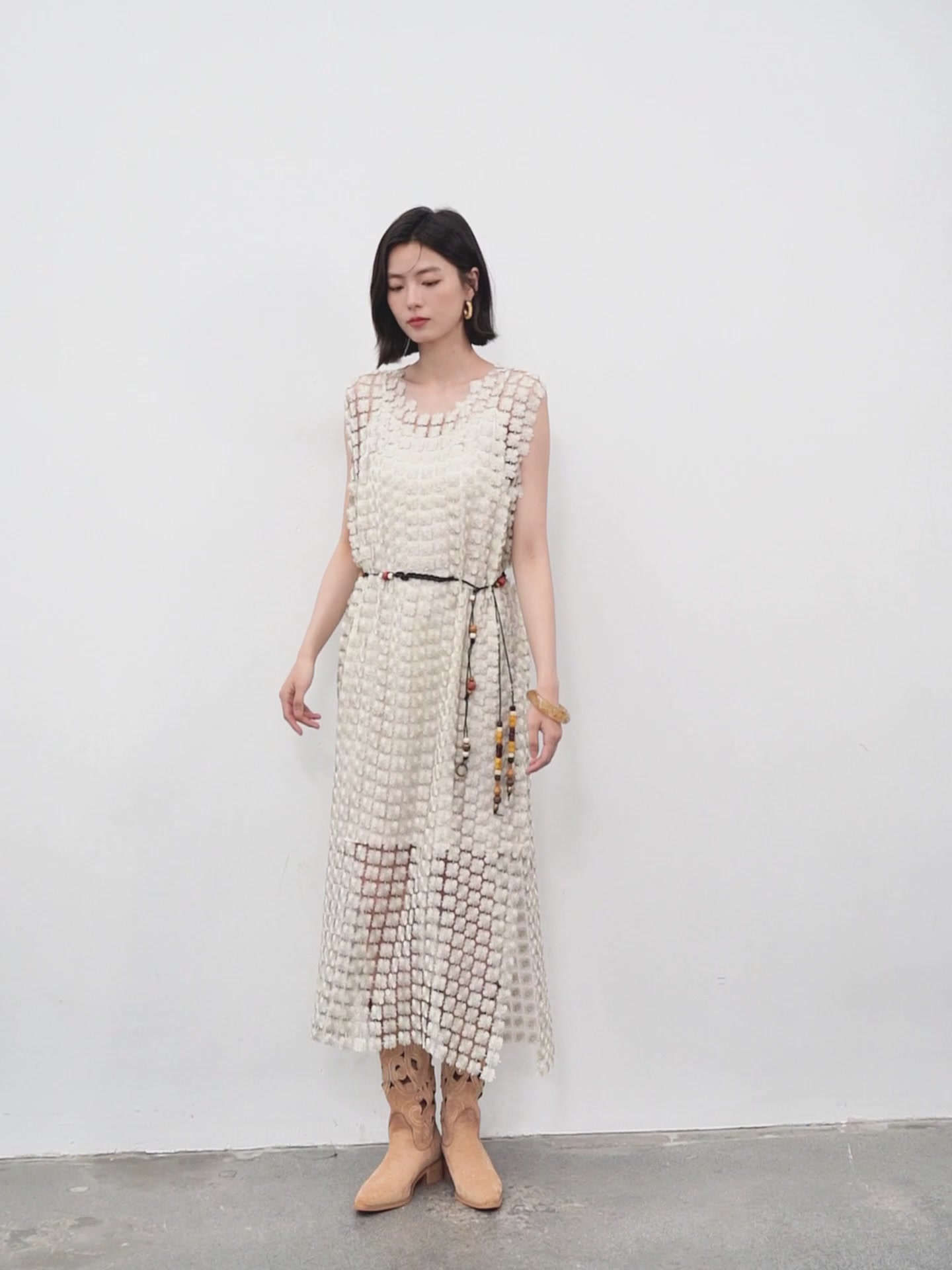 佧茜文这条波嬉风连衣裙，让我重新定义了度假穿搭的精致感