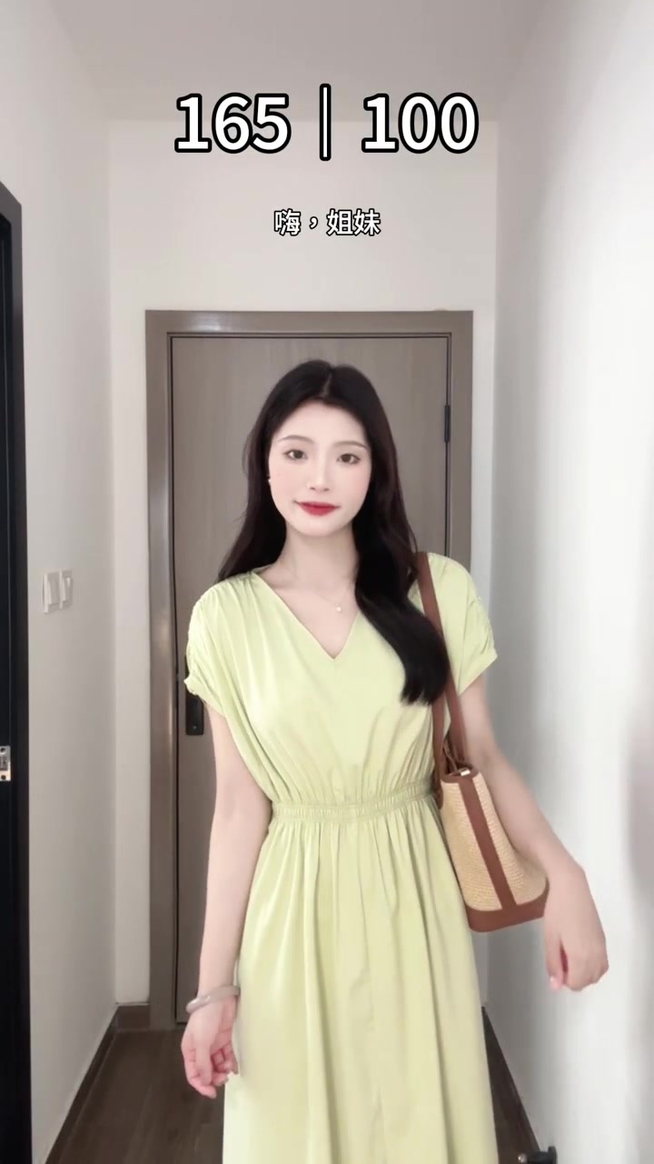 IC这款V领短袖连衣裙，749元值不值？真实上身体验告诉你！