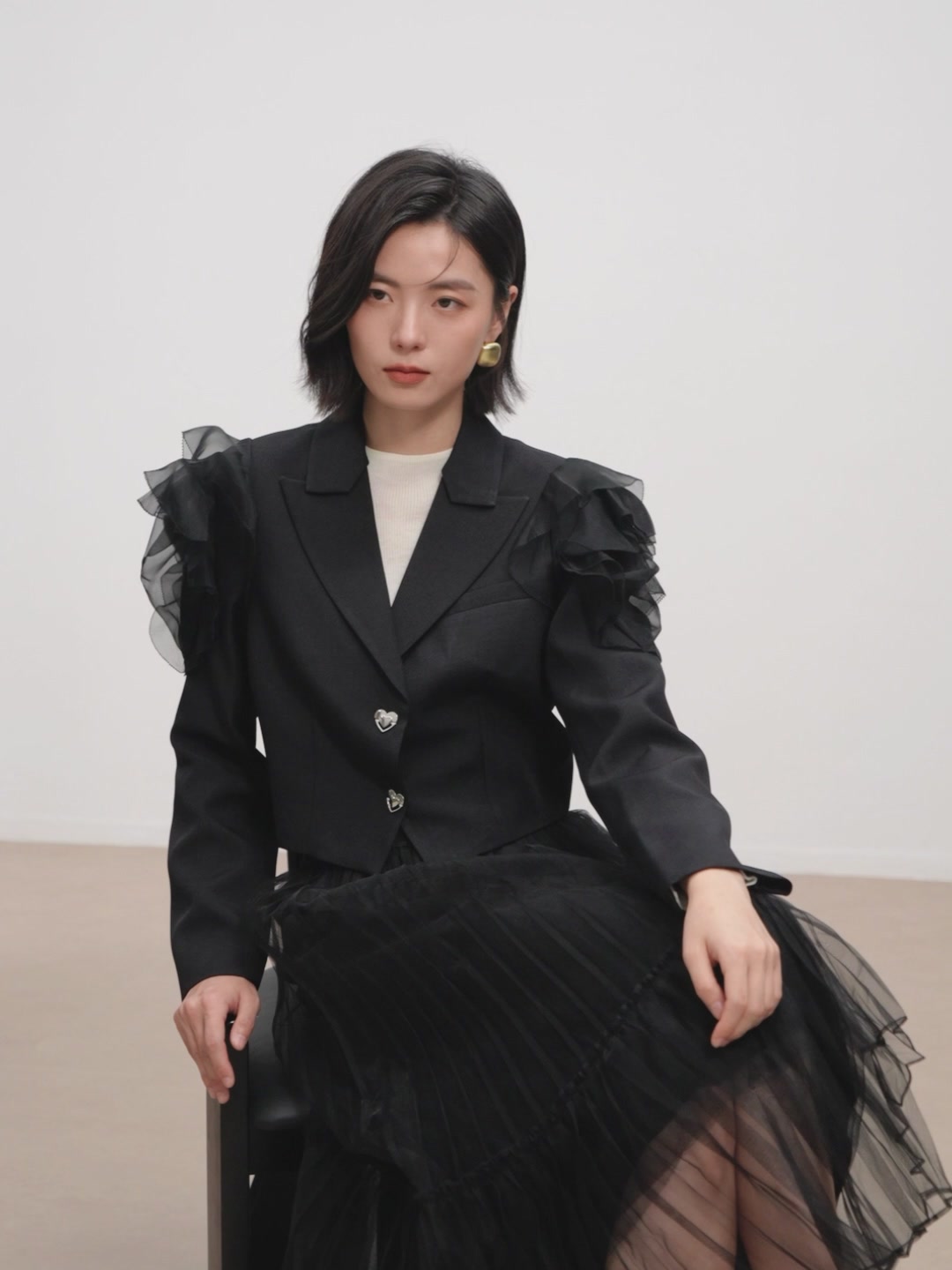 佧茜文短款西装：职场新宠还是时尚刺客？