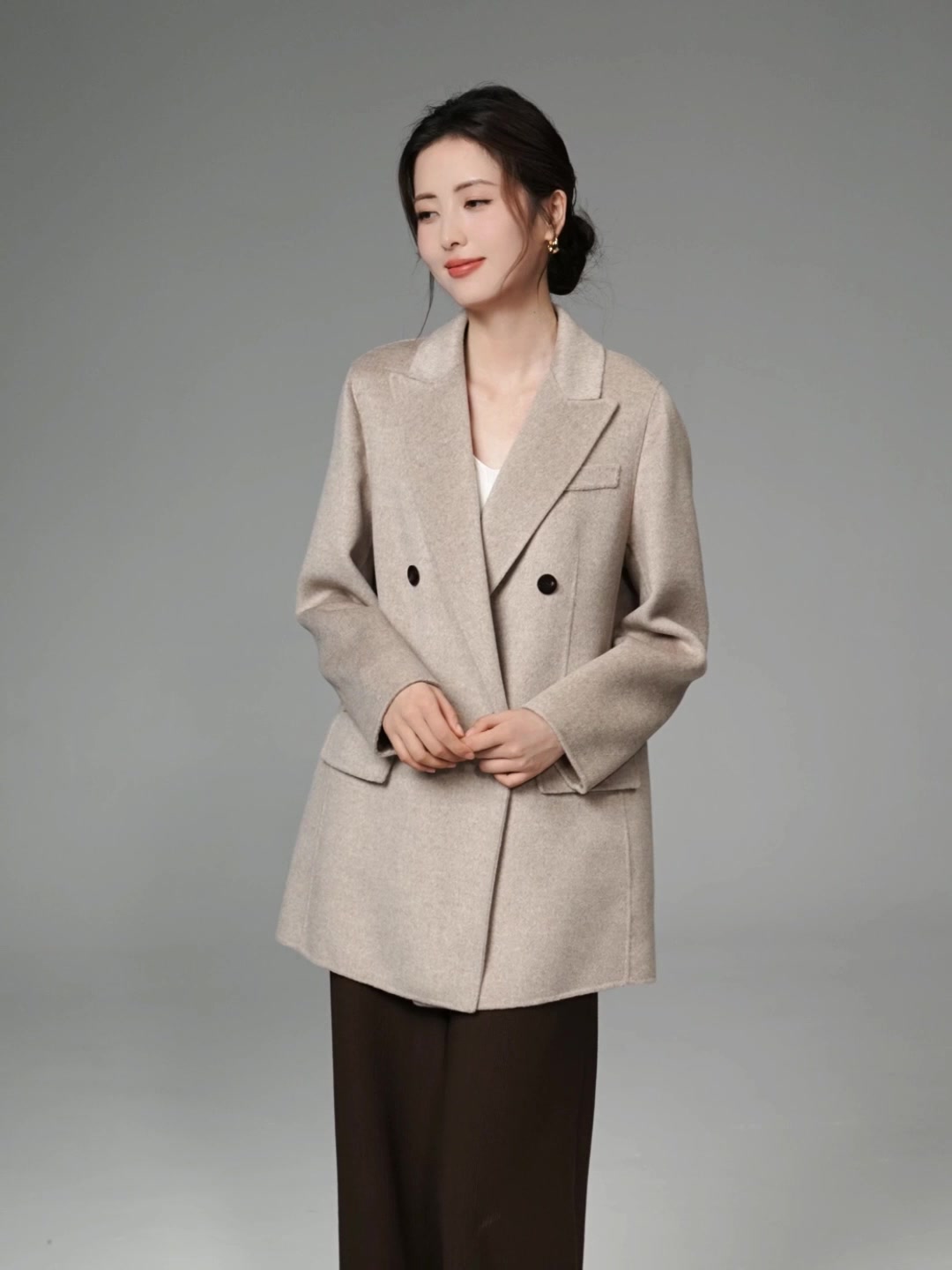 荣昌祥短款双面羊绒大衣：小个子也能穿出高气场，但价格让我倒吸一口凉气！