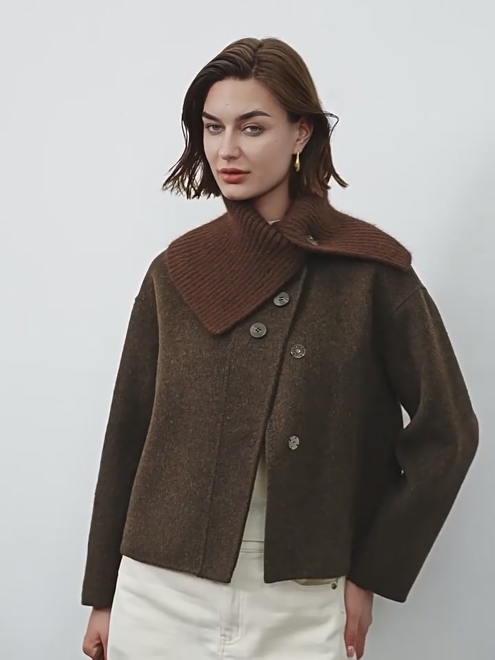 冬日里的文艺暖意：茗钥海军领羊毛外套的温柔守护