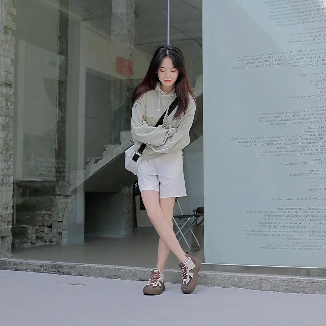 达芙妮厚底德训鞋：冬日里的复古暖意与百搭魔法