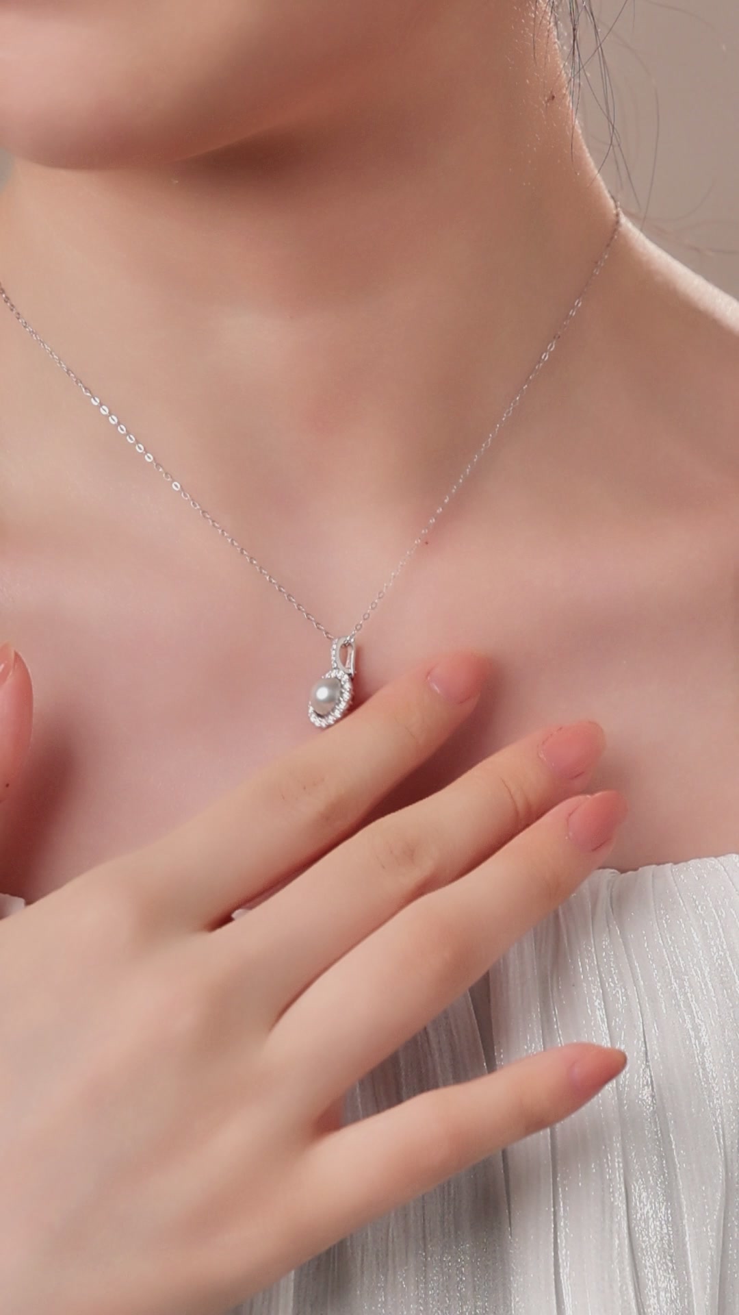 千百度C.BANNER冲孔小白鞋：2299元买来的“呼吸感”，值吗？