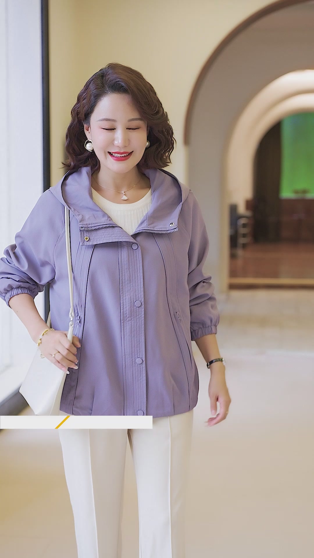 中年妈妈秋装新宠！纤依派短款风衣夹克，899元值不值？