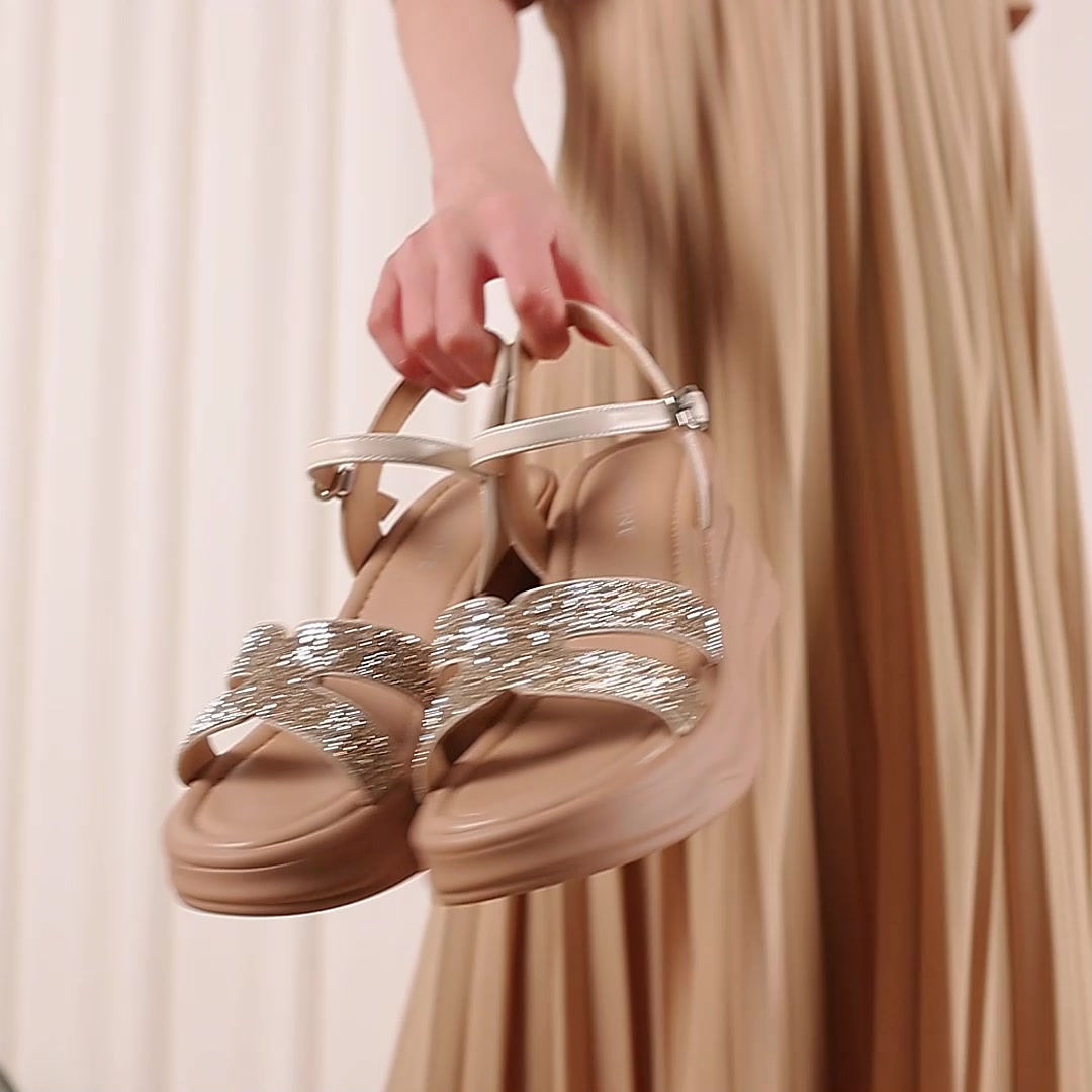 达芙妮这双厚底凉鞋，我愿称之为夏日增高神器！