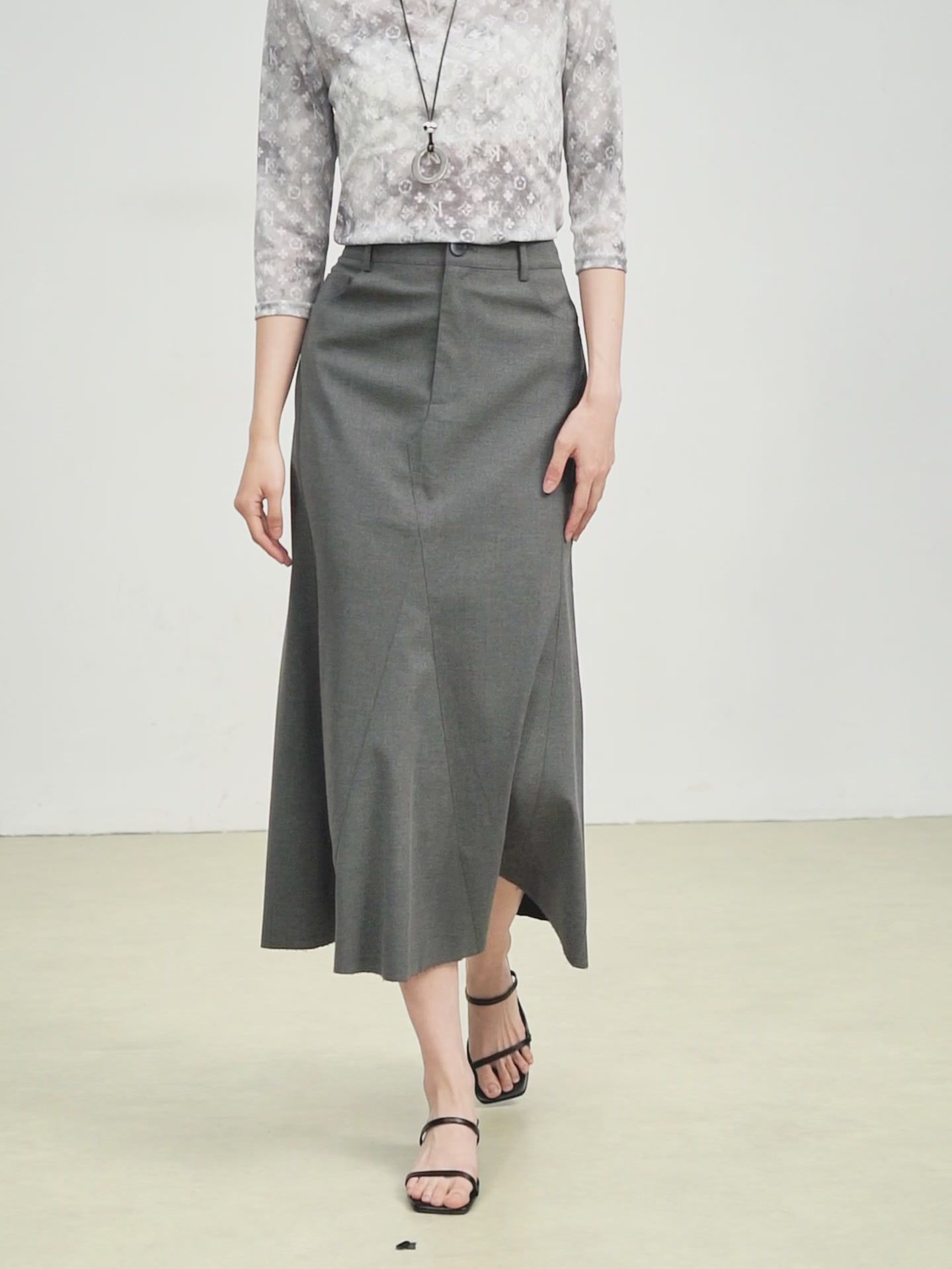 佧茜文鱼尾裙：复古与叛逆的奇妙融合