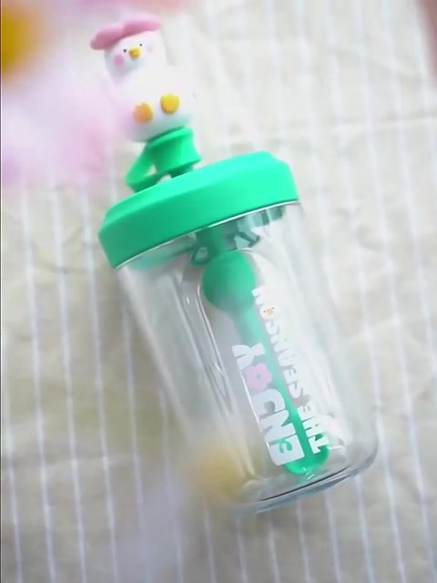 COSTA想开了鸭吸管杯：500ml的快乐水，到底值不值得冲？