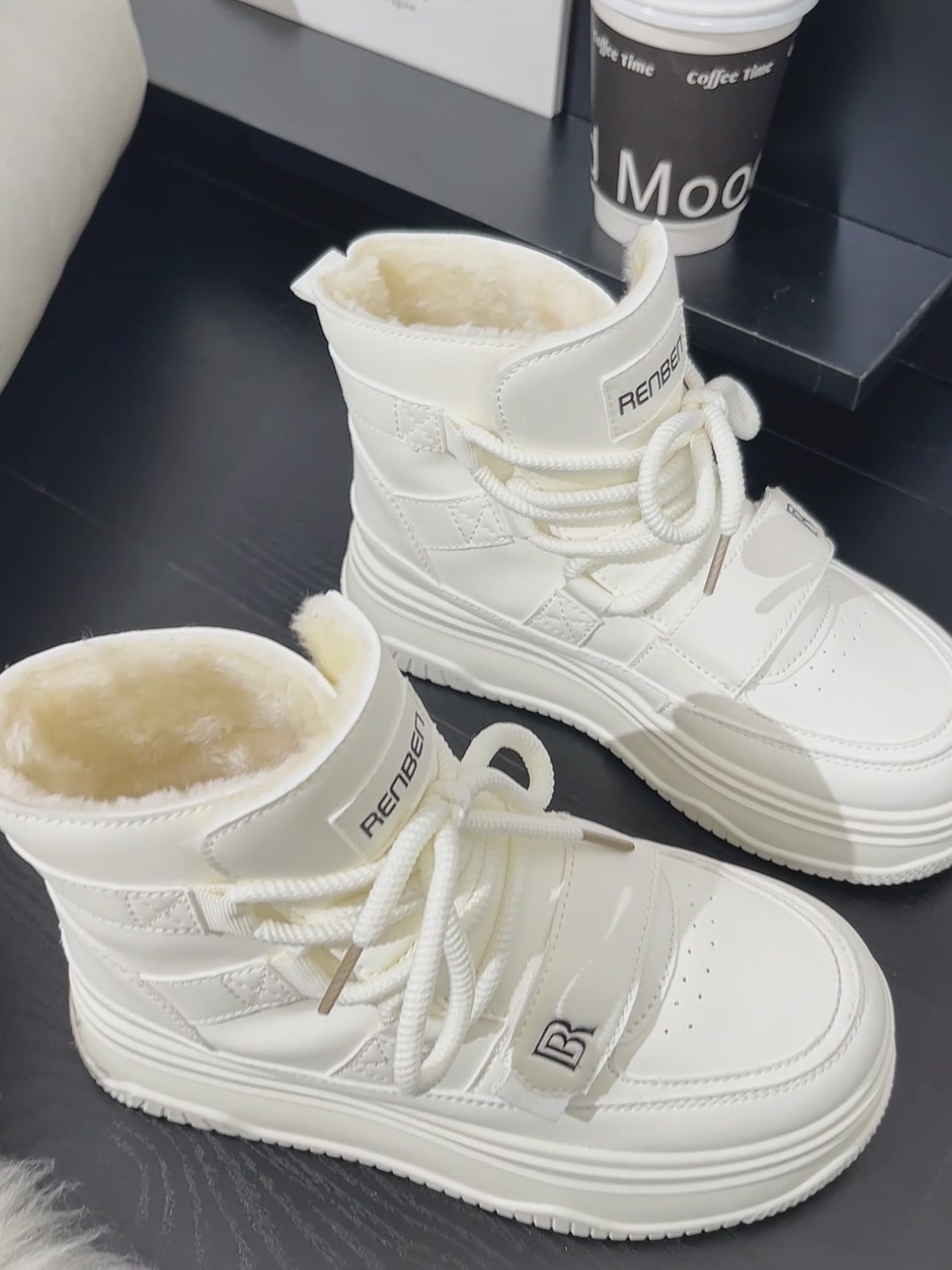 人本厚底加绒小白鞋：小个子的冬日“增高神器”，温暖又百搭！