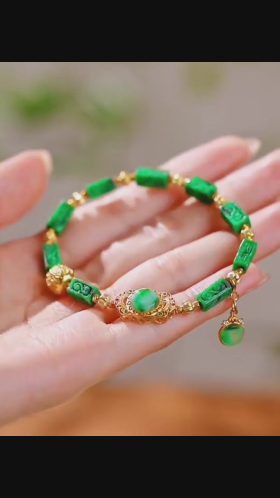 玉福晋辣绿翡翠手链：国风雕花方珠，一份送给她的中式浪漫