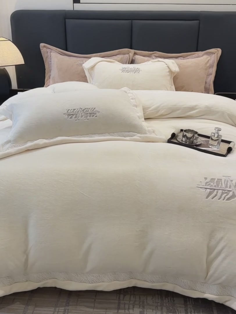 对白这件复古拼接皮衣外套，穿上后我直接变身飒爽机车女孩！