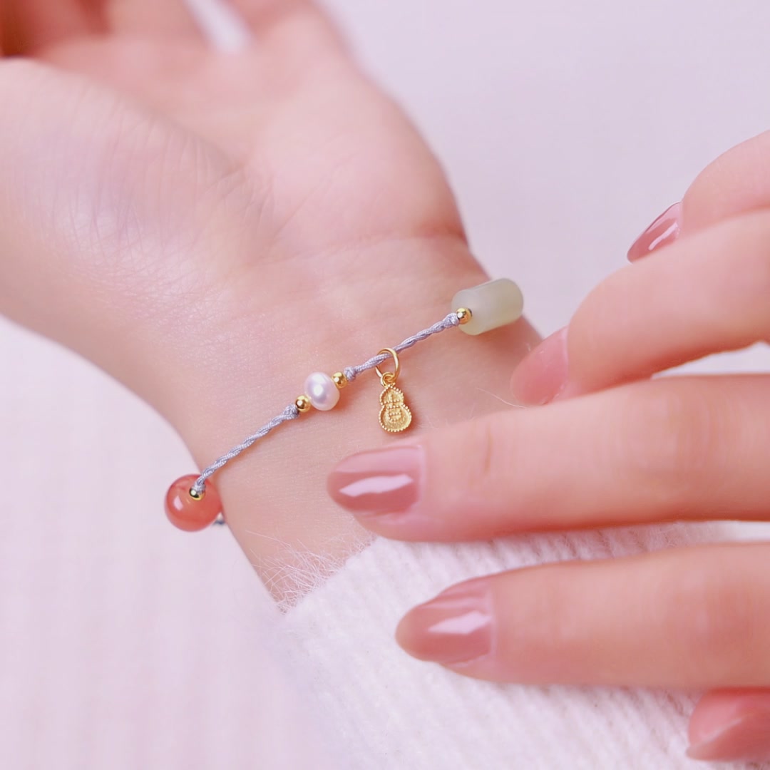 浅青玉手链：在腕间感受时间的流动