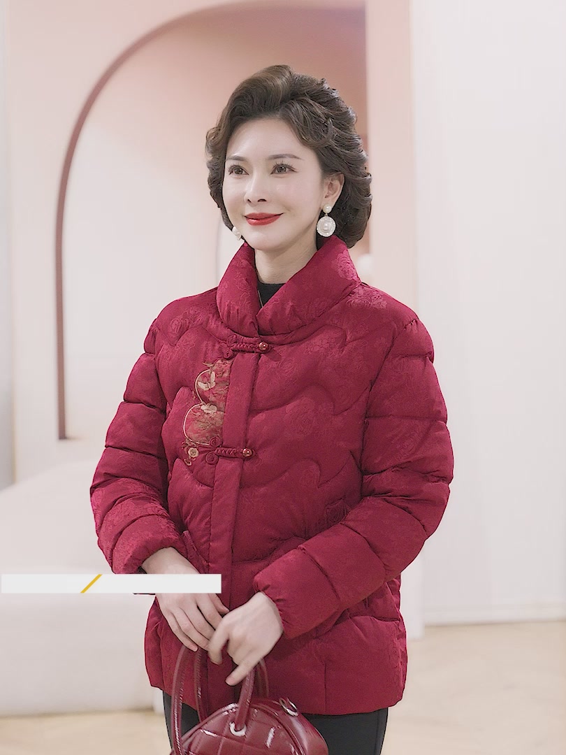 给老妈买的棉袄，她嫌太时髦？安久儿这款妈妈装，到底值不值300块？