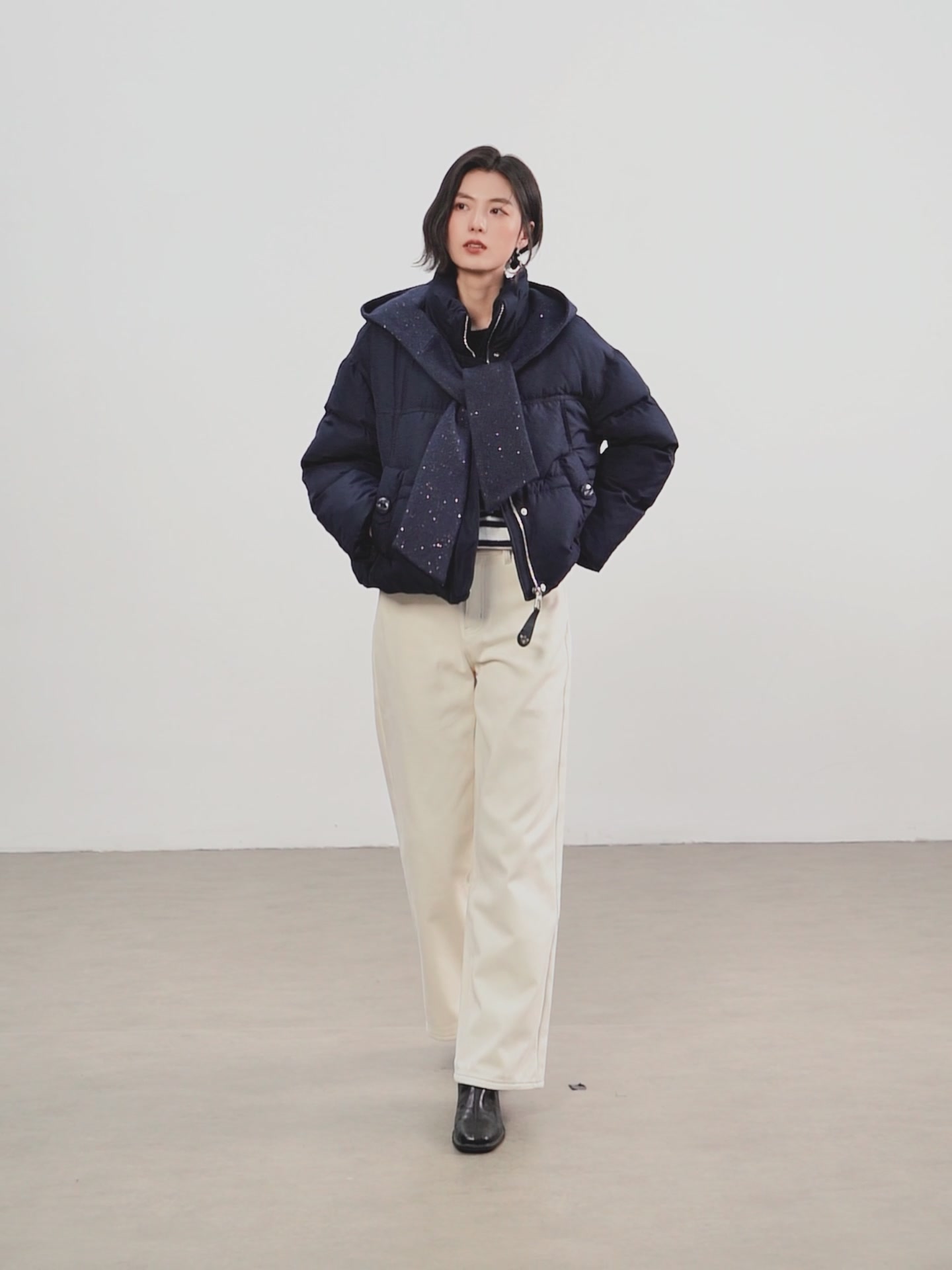 佧茜文羽绒服：一顶帽子，两种穿搭，温暖不单调