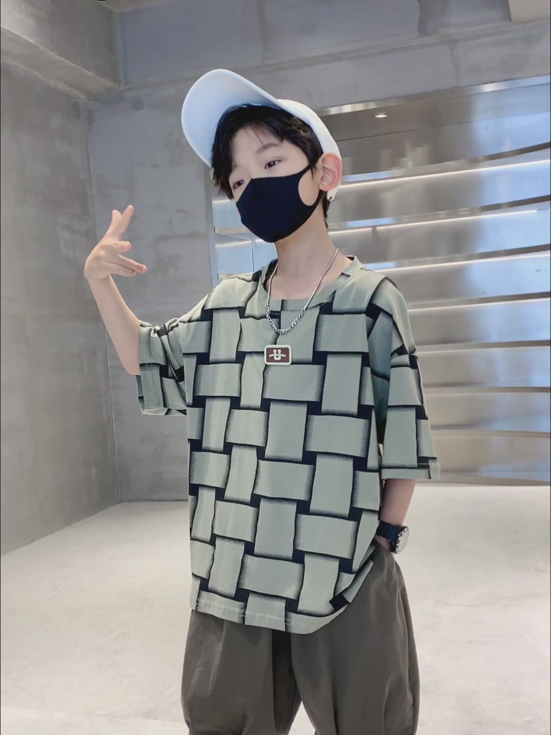 千百度C.BANNER冲孔鞋：商务与透气的完美平衡