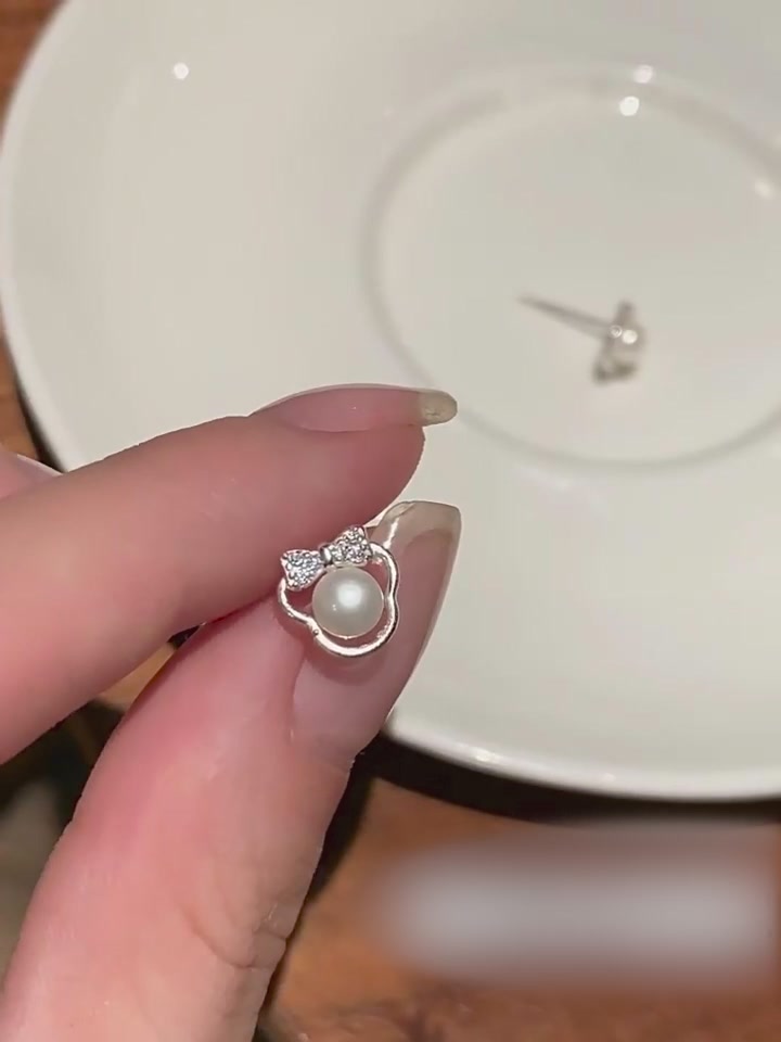 冒险试戴：DTOTO蝴蝶结米妮耳钉，是气质还是‘气质’？