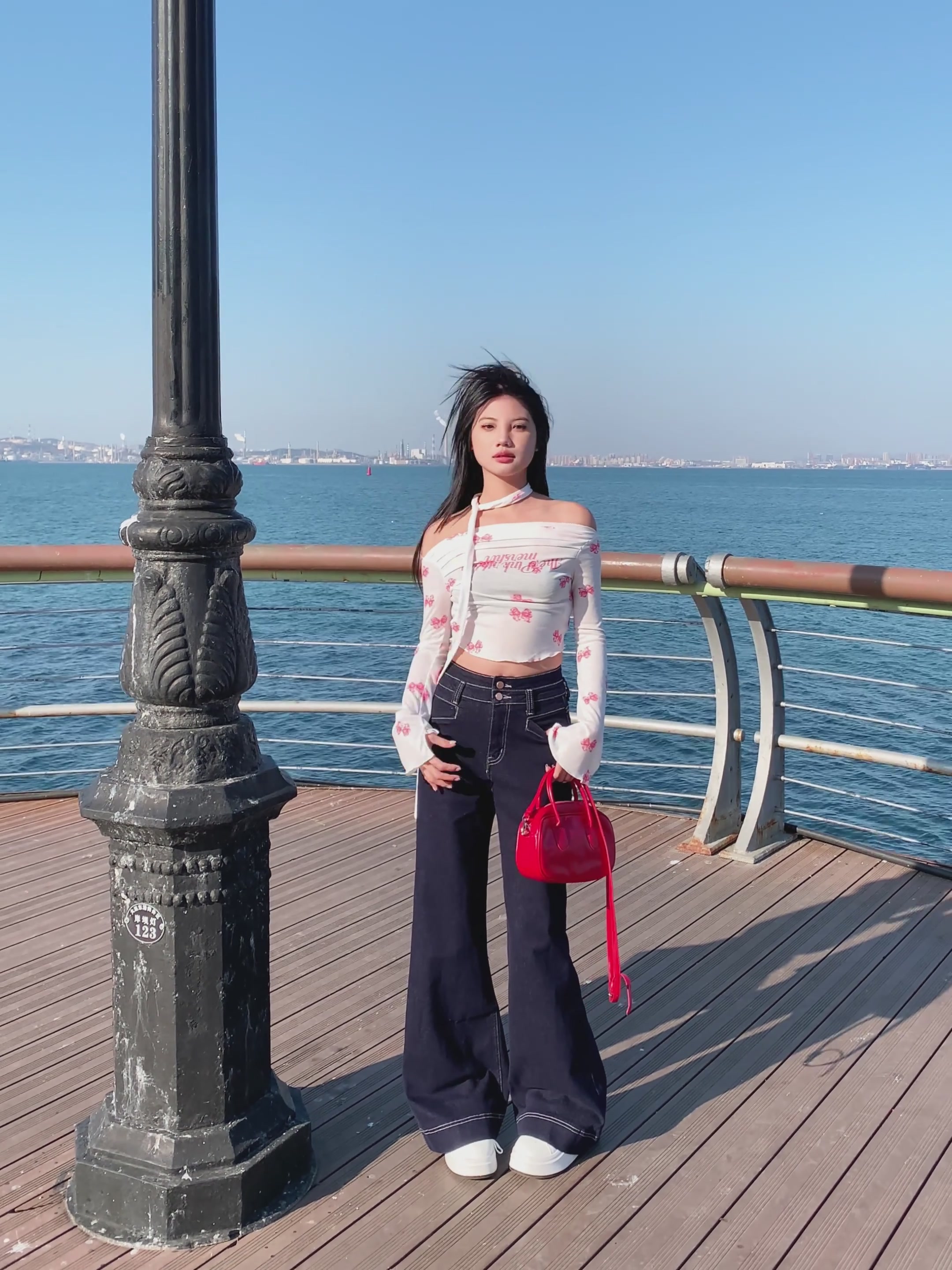 歌谛婕丹宁蓝喇叭裤，显瘦慵懒风，但298元值不值？