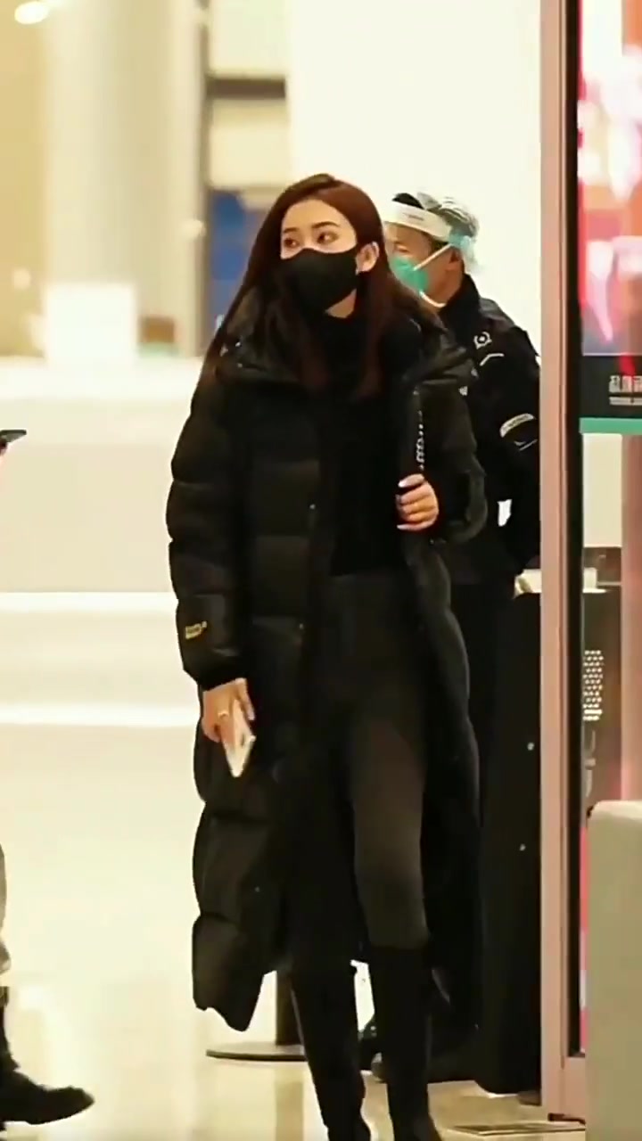 奢梵蒙黑金白鹅绒羽绒服：是高级感还是智商税？